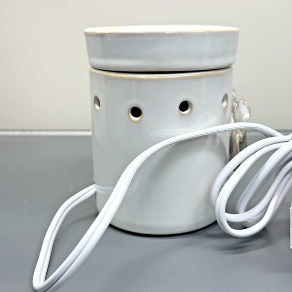 Scentsy Amala Warmer White Ceramic With Flower Design Mid-Size Authentic Product - Picture 4 of 10